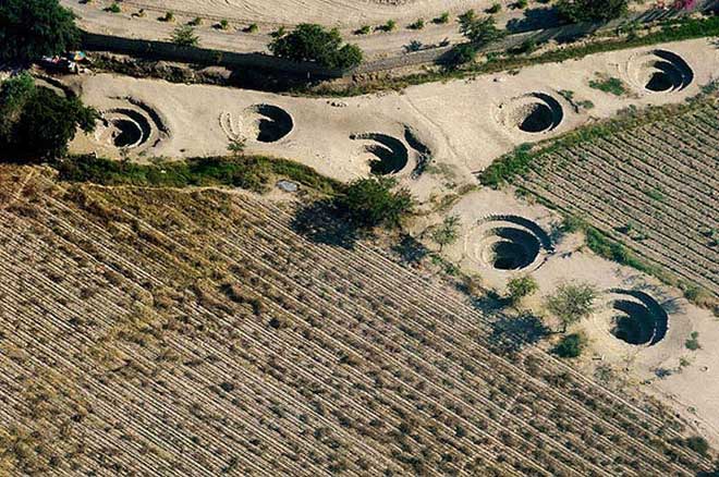 Bí ẩn loạt hố xoắn ốc đắp đá kỳ lạ ở Peru