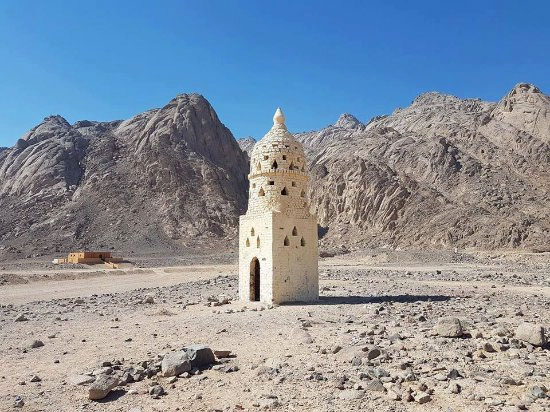 Bí ẩn những căn nhà bằng gạch trổ nhiều lỗ trên sa mạc: Biết tác dụng ai cũng bất ngờ!