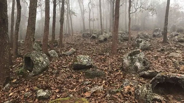Bí ẩn những chiếc chum đá nghìn năm chứa hài cốt người chết ở Lào