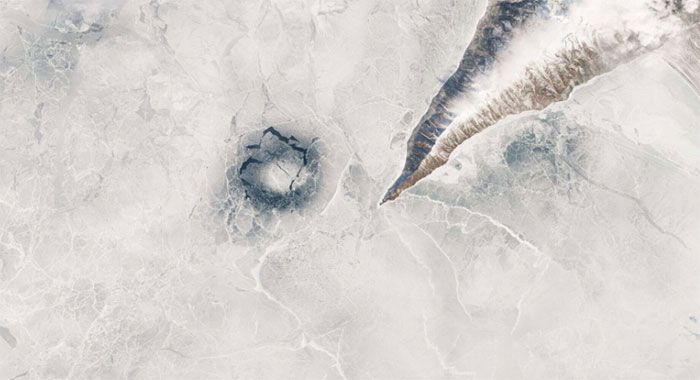 Bí ẩn những vòng băng trong hồ sâu nhất thế giới