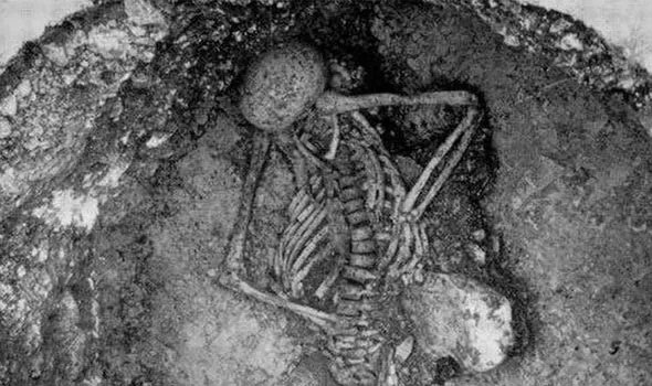 Bí ẩn rợn người của bộ xương thời đồ sắt bị chôn vùi ở tư thế lạ trong lâu đài cổ