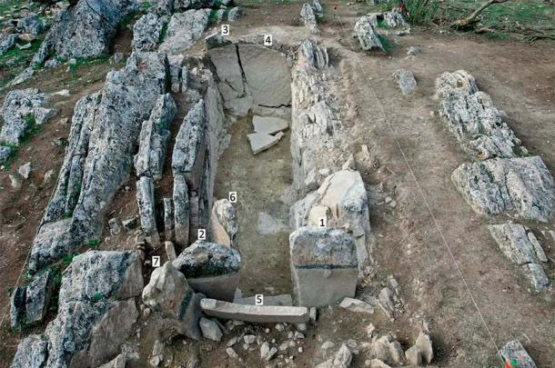 Bí ẩn sốc ở “tảng đá tình nhân”: Mộ đôi kiêm đài thiên văn 5.000 tuổi