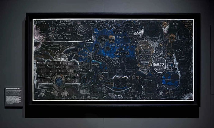 Bí ẩn về chiếc bảng đen đầy nét vẽ nguệch ngoạc của Stephen Hawking