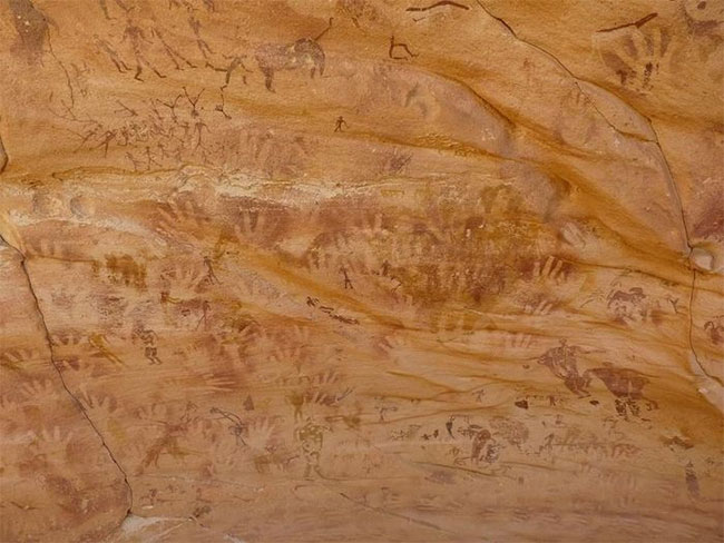 Bí ẩn về những dấu tay trong hang động của quái vật giữa Sahara