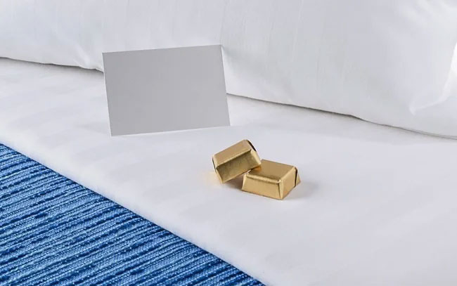 Bí mật viên kẹo socola đặt trên giường của khách sạn mỗi tối: Cách chiều thượng đế không phải dạng vừa