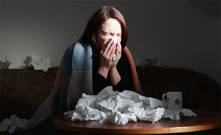Bị nghẹt mũi khi cảm cúm, nên hỉ ra ngoài hay nuốt đờm xuống bụng thì tốt hơn?