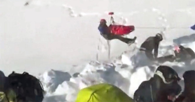 Bị tuyết lở vùi lấp suốt 40 phút, bé trai 12 tuổi vẫn sống sót kì diệu