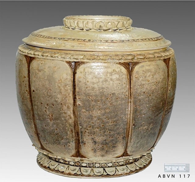 Bình gốm hoa nâu - bảo vật Phật giáo thời Lý