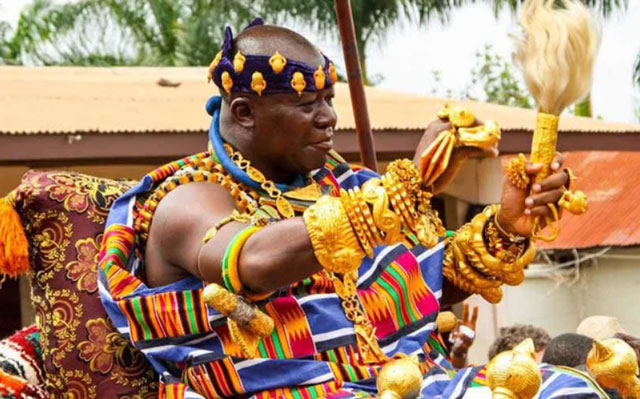 Bộ tộc giàu có nhất châu Phi: Tù trưởng có thể lấy 80 vợ, móng tay người dân dát đầy vàng!