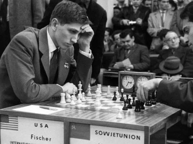 Bobby Fischer: Kẻ lập dị, một mình thi đấu cờ vua với 50 đối thủ cùng lúc