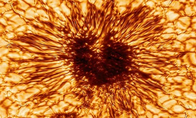 Bức ảnh chụp vệt đen Mặt trời rộng 16.000km