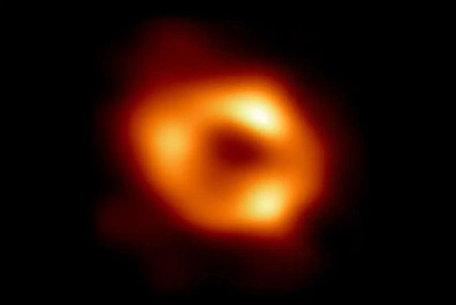 Bức ảnh của NASA cho thấy vòng sáng kỳ lạ xung quanh hố đen vũ trụ