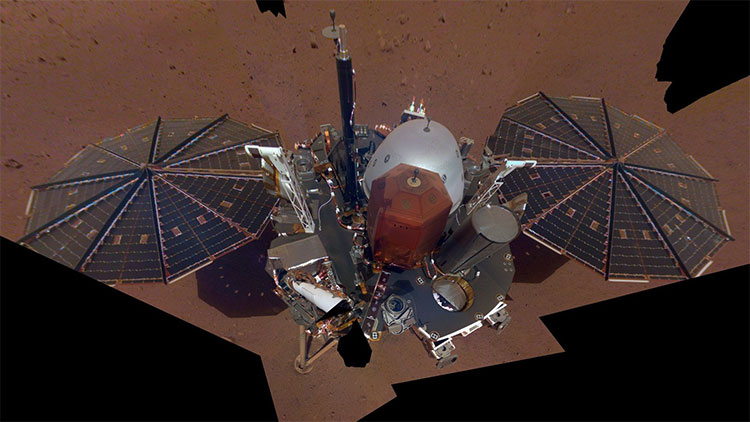 Bức ảnh tự sướng đầu tiên của tàu NASA trên sao Hỏa