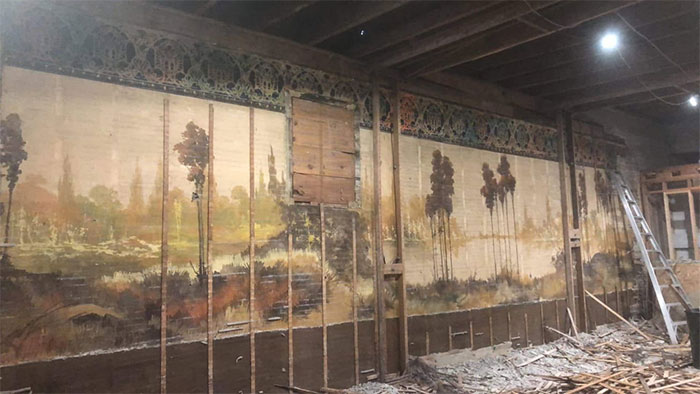 Bức tranh khủng trăm năm tuổi ẩn giấu trong tường nhà cổ