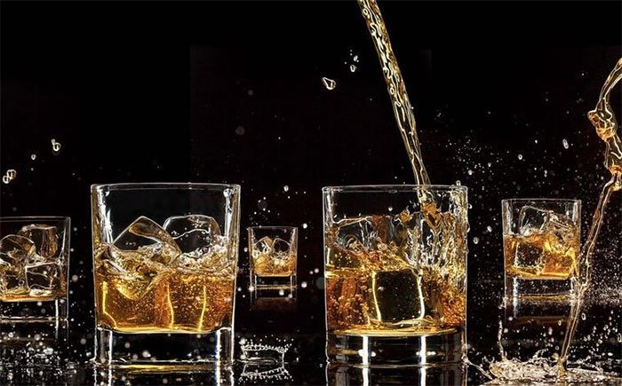 Các nhà hóa học xác nhận whisky thực sự có vị ngon hơn khi uống với một chút nước