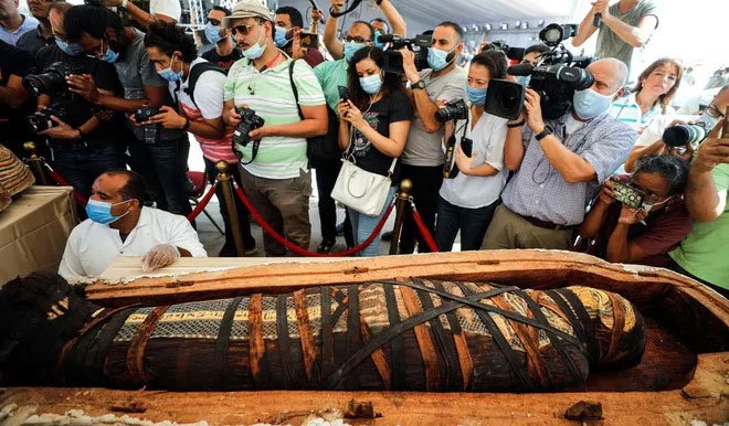 Các nhà khảo cổ Ai Cập mở nắp quan tài chứa xác ướp vẫn còn nguyên vẹn sau 2500 năm