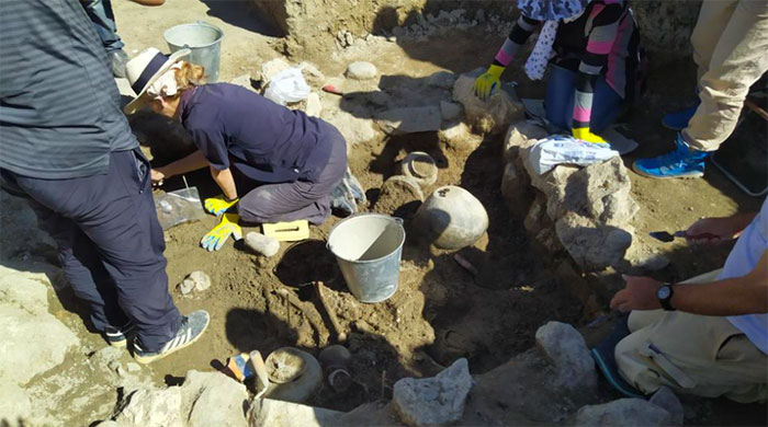 Các nhà khảo cổ khai quật ngôi mộ bí ẩn 3.200 năm tuổi chứa hài cốt hai người