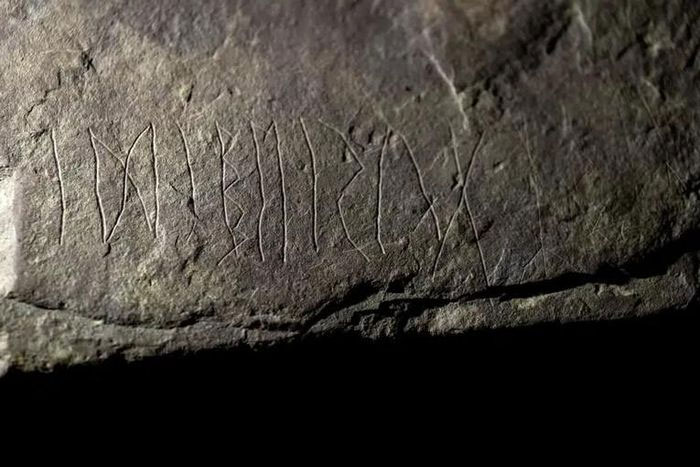 Các nhà khảo cổ Na Uy tìm thấy đá khắc chữ châu Âu cổ nhất thế giới
