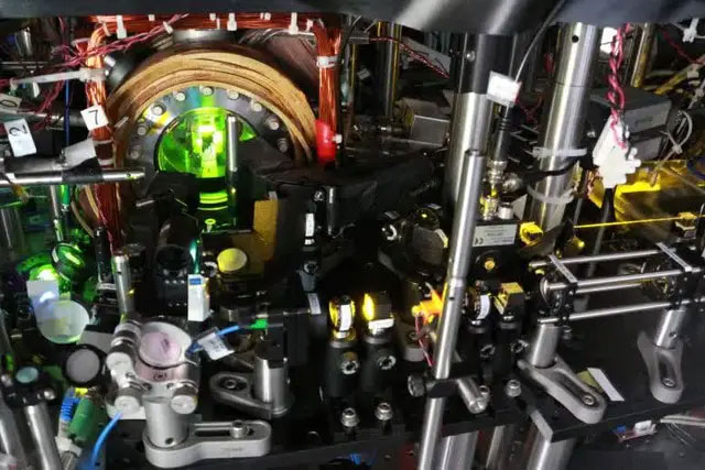 Các nhà vật lý của MIT khai thác lượng tử đảo ngược thời gian để phát hiện sóng hấp dẫn và vật chất tối!