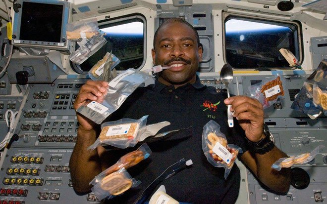 Các phi hành gia ăn gì ngoài không gian?