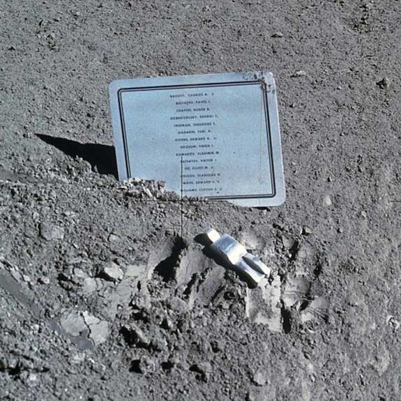 Cách đặc biệt để NASA tưởng niệm các phi hành gia đã khuất trên Mặt Trăng