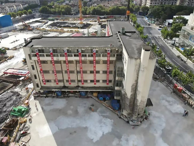 Cách tòa nhà 5 tầng, nặng 7,6 tấn được nhấc bổng, đi bộ tới vị trí mới mà giữ nguyên hiện trạng