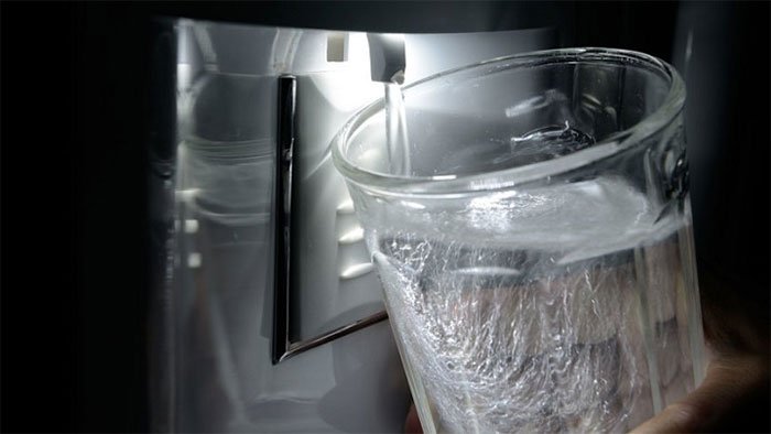 Cách xử lý mùi lạ của nước khi để trong tủ lạnh