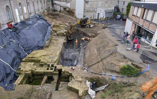 Cải tạo khách sạn, phát hiện lâu đài 600 tuổi vùi dưới nền ở Pháp
