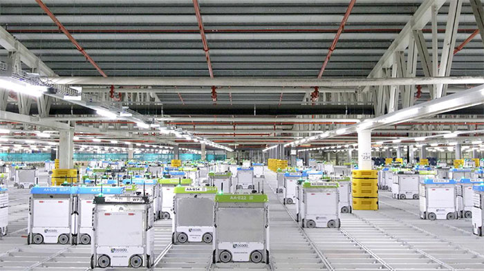 Cận cảnh 2.000 robot làm việc trong kho hàng như trong phim