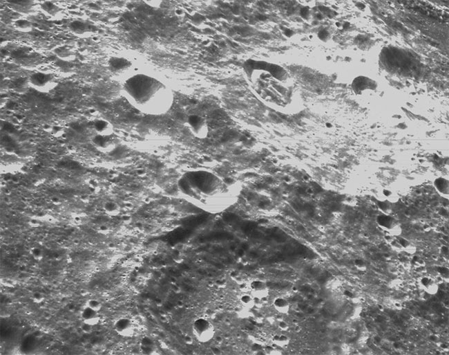 Cận cảnh bề mặt lồi lõm của Mặt trăng được chụp bởi tàu vũ trụ Orion