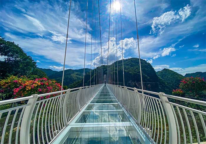 Cận cảnh cây cầu kính đi bộ dài nhất thế giới, du khách thử cảm giác mạnh khi thăm quan