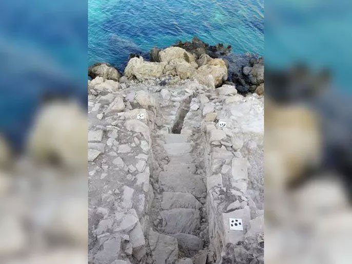 Cận cảnh kim tự tháp 4.600 năm nổi giữa biển Hy Lạp