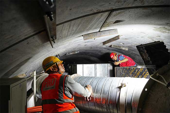 Cận cảnh máy đào hầm metro xuyên dưới lòng phố Kim Mã