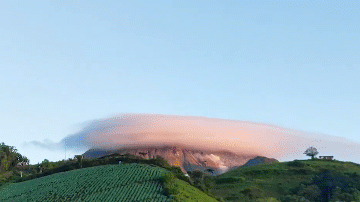 Cận cảnh mây đĩa bay siêu hiếm bao phủ đỉnh núi lửa