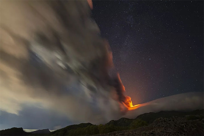 Cận cảnh núi lửa lớn nhất châu Âu phun trào