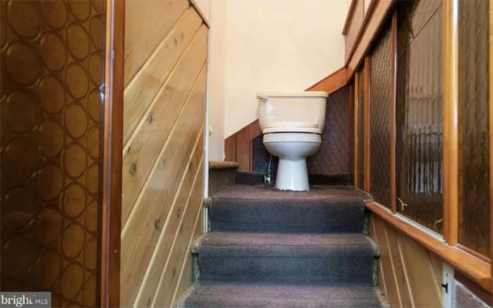 Căn nhà kỳ quặc đặt nhà vệ sinh giữa cầu thang nổi tiếng khắp mạng xã hội