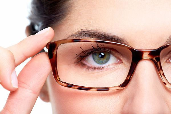 Cận thị không đeo kính sẽ gặp khó khăn gì trong cuộc sống thường ngày?