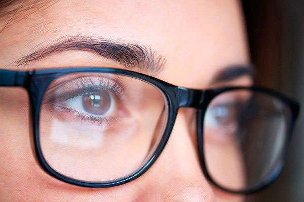 Cận thị không đeo kính sẽ gặp khó khăn gì trong cuộc sống thường ngày?
