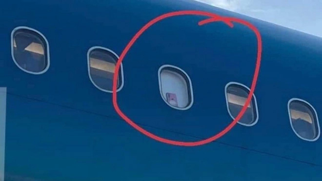 Cảnh báo trào lưu cài điện thoại ở cửa sổ máy bay để quay clip