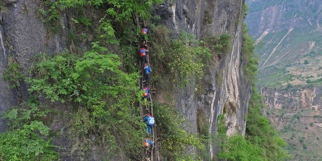 Cảnh khó tin ở ngôi làng cheo leo trên vách núi, leo hơn 2500 bậc mới tới