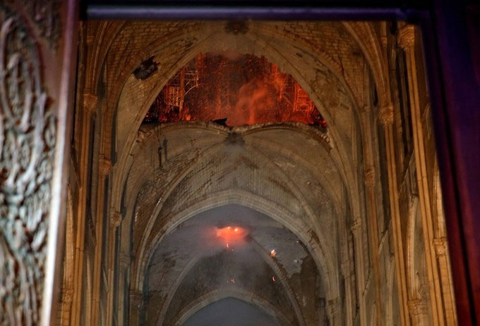 Cảnh tượng bên trong nhà thờ Đức Bà Paris sau vụ cháy