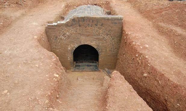 Cảnh tượng đáng sợ, có 1-0-2 trong hầm mộ 600 năm tuổi: Người gan dạ cũng phải giật mình