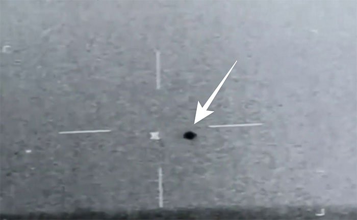 Cảnh tượng UFO hình cầu trêu tàu chiến Mỹ rồi lặn mất tăm