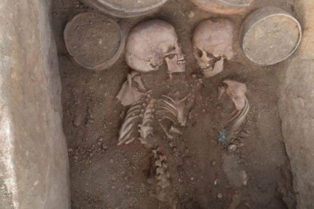 Cặp đôi 4.000 năm nằm với tư thế gần gũi trong mộ cổ đầy vàng