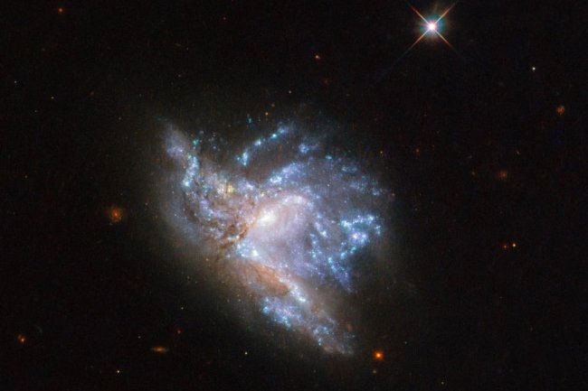 Cặp thiên hà va chạm cách Trái Đất 230 triệu năm ánh sáng