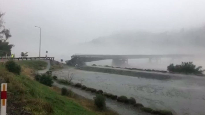 Cầu bắc qua sông bị thổi bay trong chốc lát ở New Zealand