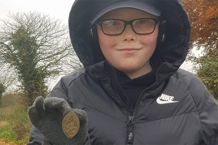 Cậu bé 10 tuổi tìm thấy con dấu cổ từ thế kỷ 13, trị giá hơn 5000 USD