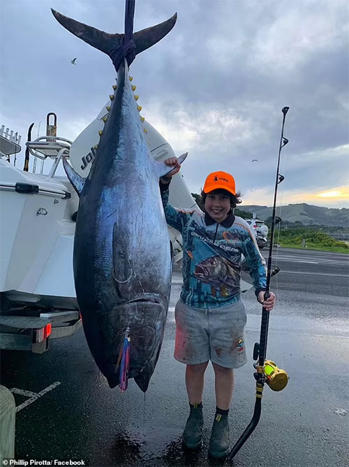 Cậu bé 11 tuổi câu được cá ngừ khủng nặng gần 117kg