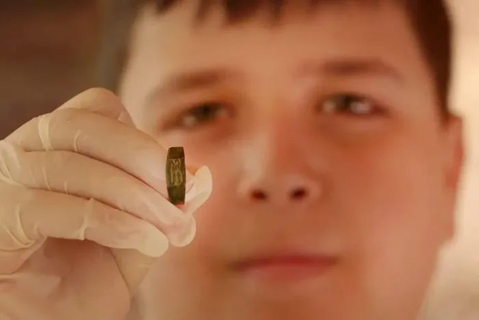 Cậu bé 13 tuổi suýt nung chảy chiếc nhẫn cổ 1.800 năm tuổi