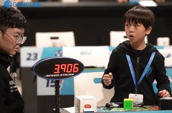 Cậu bé 9 tuổi đạt kỷ lục giải khối Rubik trong chưa đầy 5 giây